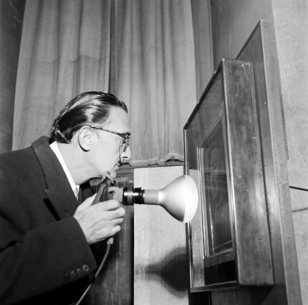 Salvador Dalí contemplant le <em>Portrait d’homme</em> (1476) d’Antonello da Messina au Palazzo Madama de Turin, 1953 
© Silvio Durante/LaPresse Droits d’image de Salvador Dalí réservés. Fundació Gala-Salvador Dalí, Figueres, 2024