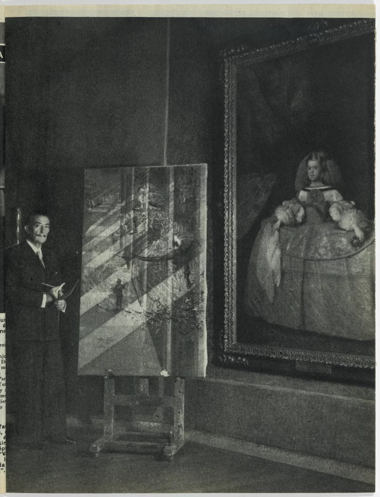 Salvador Dalí ante el retrato de <em>La infanta Margarita de Austria</em> (c. 1665) de Juan Bautista Martínez del Mazo (yerno de Diego Velázquez) en el Museo del Prado de Madrid, Blanco y negro, Madrid 1959.