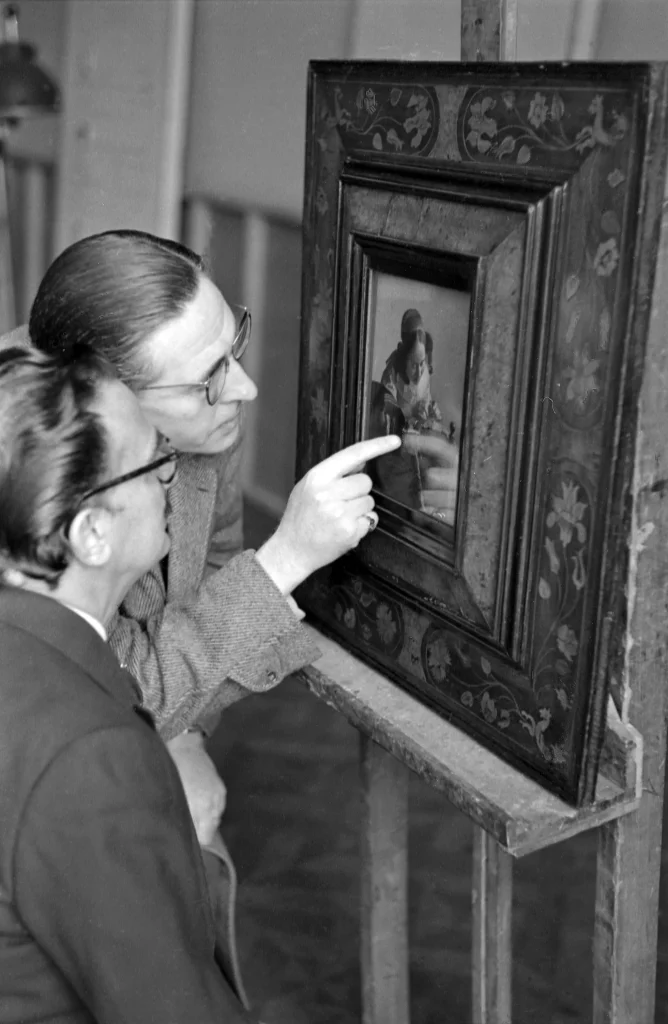 Salvador Dalí y Michel Florisoone, curador del museo, observando <em>La encajera</em> (1669-1670) de Johannes Vermeer en el museo del Louvre de París, 1954 
Photo R. Descharnes/ © Descharnes & Descharnes sarl 2024 
Derechos de imagen de Salvador Dalí reservados. FGSD, Figueres, 2024