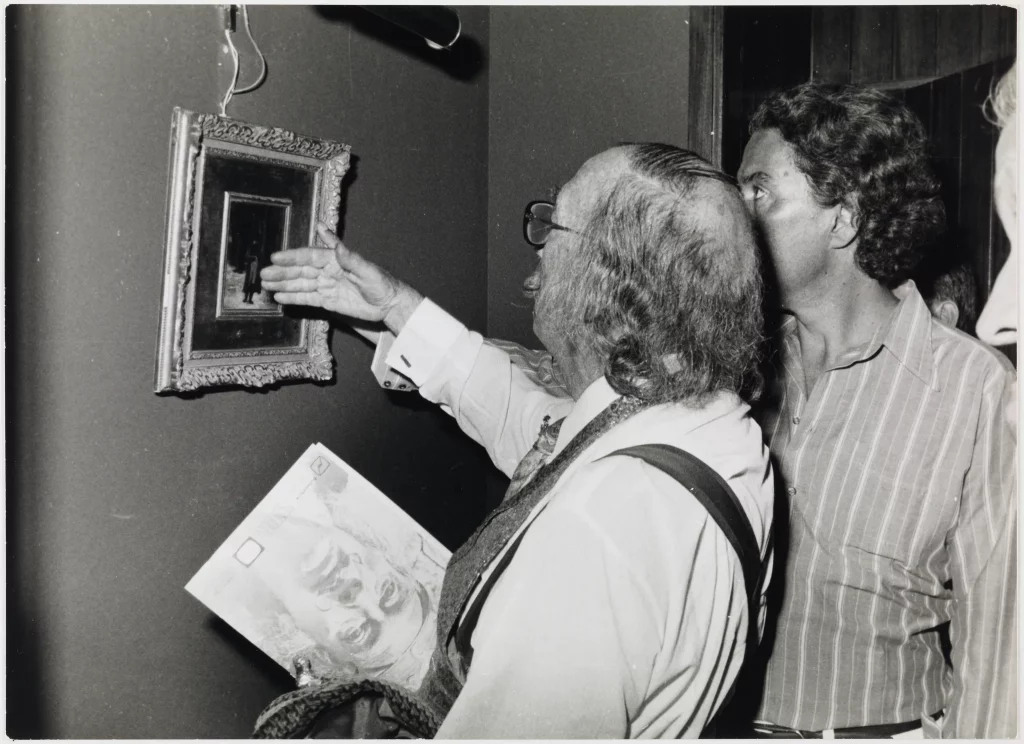 Salvador Dalí y Antoni Pitxot comentando la obra <em>Napoleón</em> (1863) de Ernest Meissonier en la sala de Obras Maestras del Teatro-Museo Dalí, 1976 
© Melitó Casals “Meli”/ Fundació Gala-Salvador Dalí, Figueres, 2024 Derechos de imagen de Salvador Dalí reservados. FGSD, Figueres, 2024