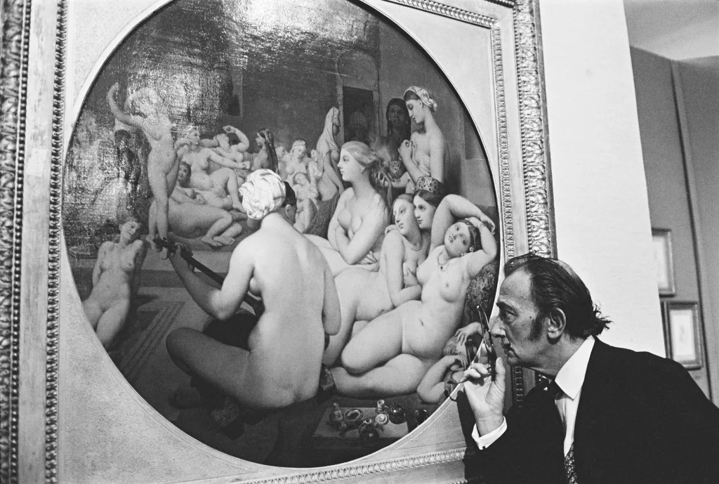 Salvador Dalí observando un detalle de <em>El baño turco</em> (1862) en la exposición “Ingres. 1780-1867” en el Petit Palais de París, 1967 
© IZIS/Archive Paris Match/Scoop 
Derechos de imagen de Salvador Dalí reservados. FGSD, Figueres, 2024