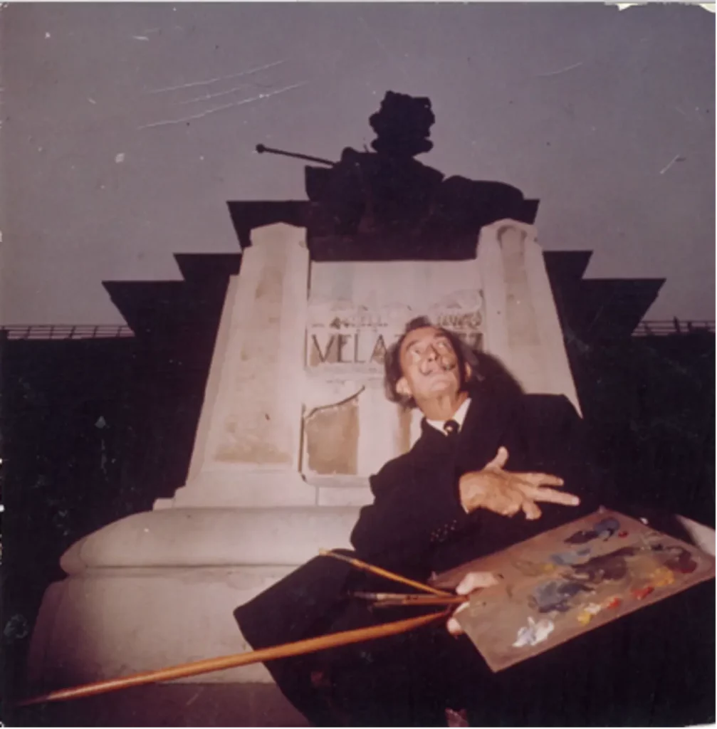 Salvador Dalí davant del monument a Velázquez, en enfront de la porta principal del Museu Nacional del Prado, Madrid 
1970s 
Fundació Gala-Salvador Dalí, Figueres 
Drets d’imatge de Salvador Dalí reservats. Fundació Gala-Salvador Dalí, Figueres, 2024 