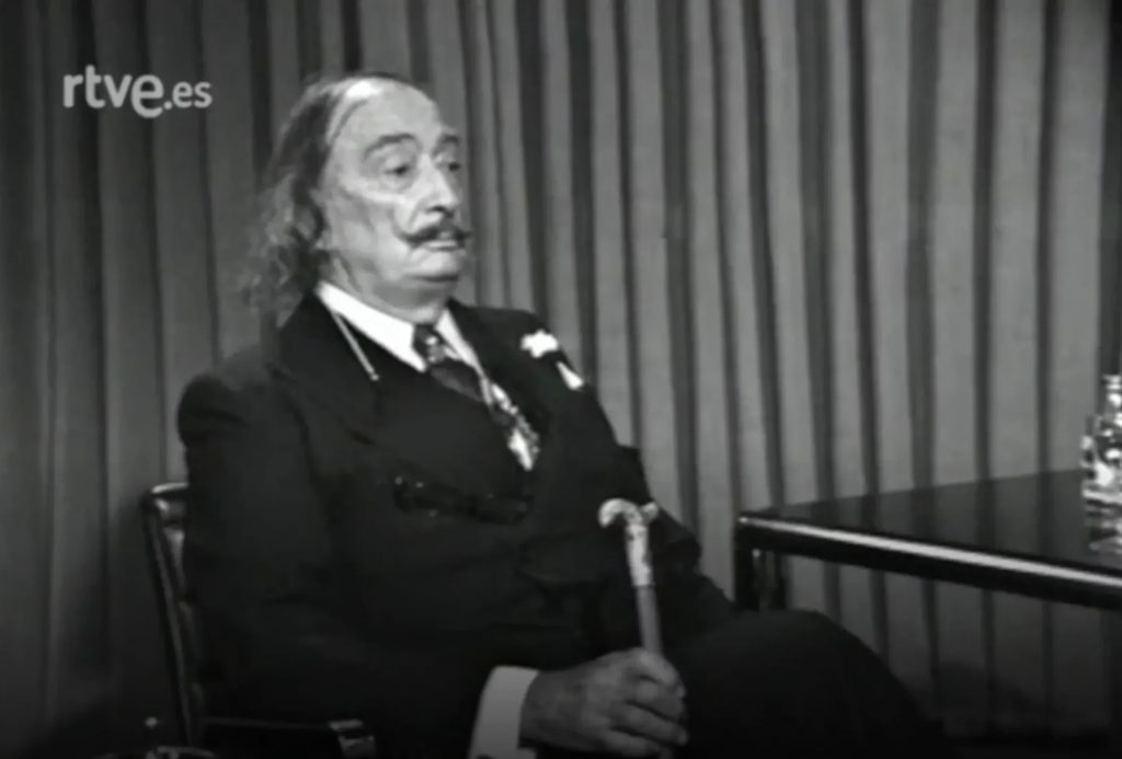 Joaquin Soler Serrano, entretient télévisé avec Salvador Dalí, <em>A fondo</em>, RTVE, 1977. <a href="https://www.rtve.es/play/videos/a-fondo/salvador-dali-fondo-1977/4598867/" target="_blank" rel="noopener">Lien vers l'interview</a>